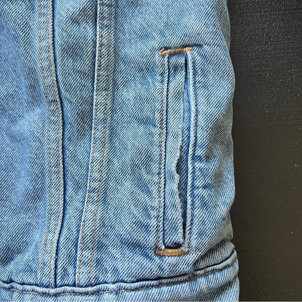 Levi’s Sherpa Lined Denim Trucker Jacket Blue Denim Light Wash Women’s Size S - Picture 10 of 13